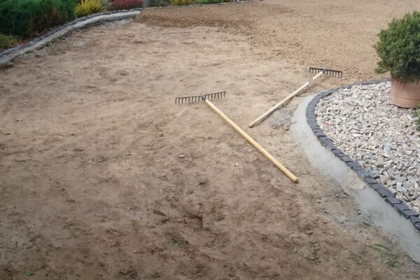 Zakładanie ogrodu w Wierzchosławicach z systemem nawadniania